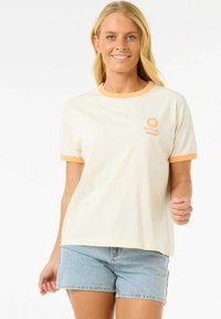 Witte t-shirt met korte mouwen en een oranje geribde halslijn en mouwen. Heeft een klein rond logo op de linkerborst. Draagt men met denim shorts.