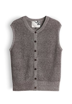 Ärmellose graue Strickjacke mit rundem Ausschnitt und sieben dunklen Knöpfen vorne, flach auf weißem Hintergrund liegend.