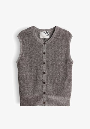 Mouwloos grijs gebreid vest met ronde hals en zeven donkere knopen aan de voorkant, plat gelegd op een witte achtergrond.