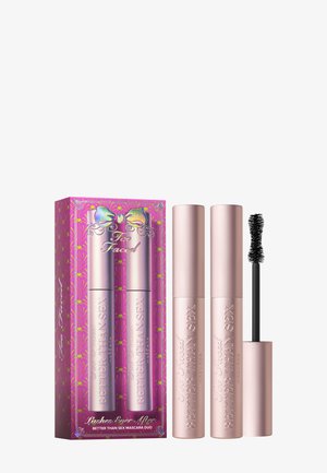 Duo mascara set met roze metallic tubes en een zwarte borstelstaaf. De doos heeft levendige kleuren en bloemmotieven met een lintdetail.