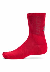 Punainen urheilusukka, jossa on ribbitekstuuri, nilkkamittainen, hengittävästä kankaasta valmistettu, harmaalla logolla bränditunnistusta varten.