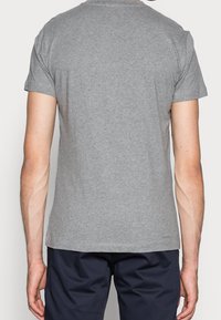 Grå bomullströja med korta ärmar, rund halsringning och normal passform. Minimalistisk design utan synliga tryck eller mönster.