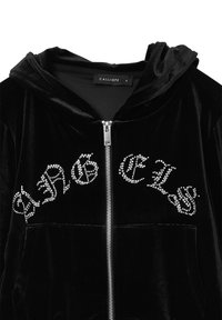 Felpa nera in velluto con zip e testo in strass "BABY CLUB" sul petto, etichetta del marchio Calliope all'interno del colletto.