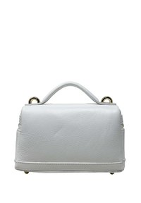 Borsa a mano in pelle bianca con un design strutturato, manico superiore arrotondato, dettagli in metallo dorato e texture a ciottoli. Presenta piedi protettivi alla base.