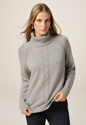 Maglione grigio a maglia con alto collo a camicia, caratterizzato da motivi a trecce sul davanti e dettagli testurizzati sulle maniche.