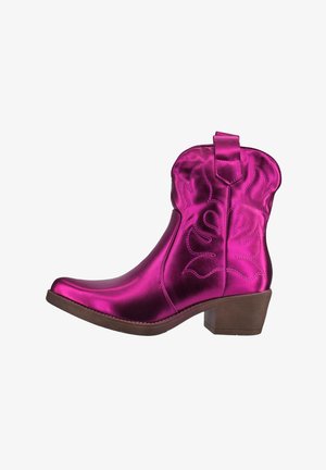 Fuchsia metallic cowboylaars met een taps toelopende neus, decoratieve stiksels en een korte blokhak. Voorzien van een trekriem voor gemakkelijk aan- en uittrekken.
