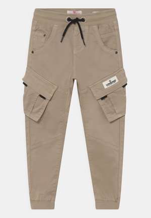 Beżowe spodnie cargo wykonane z lekkiego materiału; mają wiele kieszeni, ściągacz w pasie oraz prążkowane mankiety. Zawierają naszywkę z logo.