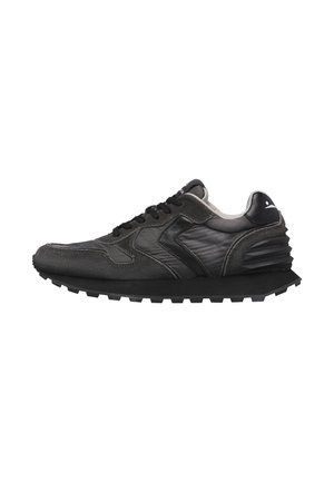 Scarpa da ginnastica nera e grigio scuro con suola testurizzata, tomaia in camoscio e nylon e lacci neri, mostrata di profilo su sfondo bianco.