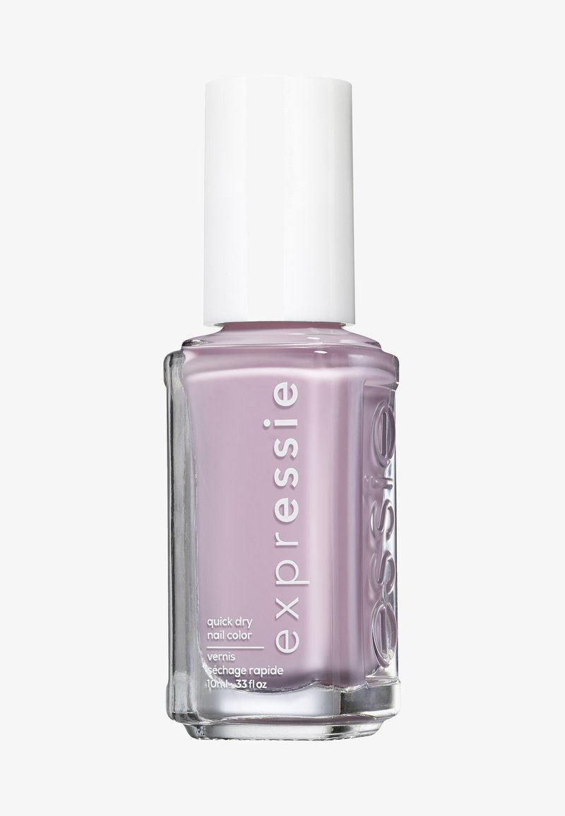 Vernis à ongles lilas dans un flacon en verre transparent. Capuchon blanc avec le nom de la marque "expressie" en lettres en relief. Capacité de 10 ml, formule à séchage rapide.