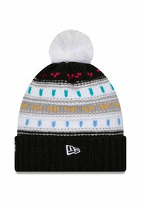 Strickmütze in Schwarz, Weiß und Grau mit mehrfarbigen Mustern. Verfügt über einen flauschigen weißen Pompon oben und einen umgeschlagenen Bund mit einem Logo.