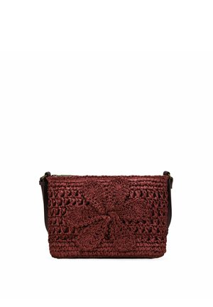 Bolso rectangular de tejido rojo oscuro con un gran patrón de flores en la parte frontal y acabados de correas de cuero oscuro a cada lado.