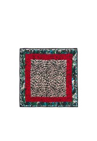 Bufanda cuadrada con un diseño central de estampado de leopardo, enmarcada por bordes rojos y verdes, con un borde negro. Textura suave, colores vibrantes.