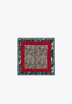 Kwadratowa chusta z centralnym wzorem w panterkę, oprawiona czerwonymi i zielonymi bordiurami, z czarną krawędzią. Gładka tekstura, żywe kolory.