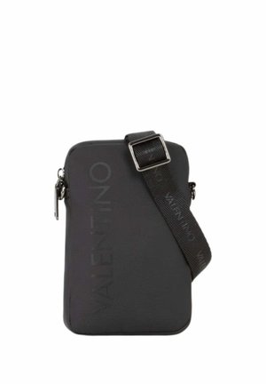 Sac bandoulière noir compact avec sangle réglable, logo discret « Valentino » sur l'avant et la sangle, et fermeture éclair sur le dessus.