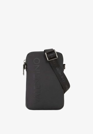 Sac bandoulière noir compact avec sangle réglable, logo discret « Valentino » sur l'avant et la sangle, et fermeture éclair sur le dessus.