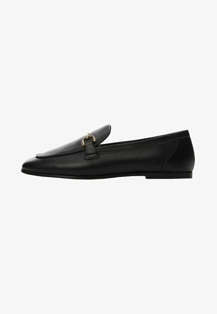 Mocassin en cuir noir avec un détail en métal doré, bout pointu et petit talon plat, présenté de profil sur un fond blanc.