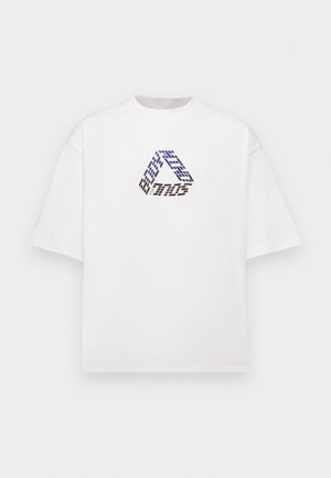 Biała bawełniana koszulka z krótkim rękawem, z kolorowym geometrycznym logo z przodu, przedstawiającym niebieskie i czarne wzory.