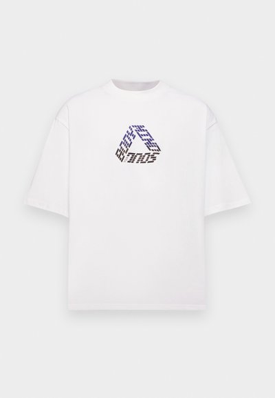 Balta kokvilnas T-krekls ar īsām piedurknēm, ar daudzkrāsainu ģeometrisku logotipu priekšpusē, kas attēlo zilus un melnus rakstus.