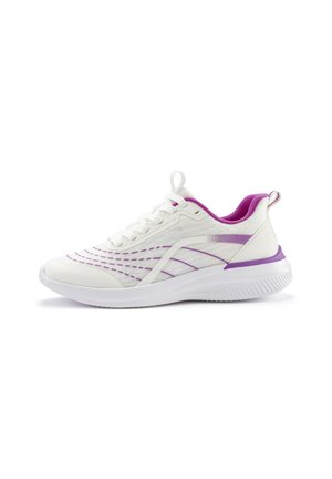 Hvid atletisk sneaker med lilla accenter, net-sider, snørelukning foran, polstret sål og trækstrop på hælen, vist i profil.