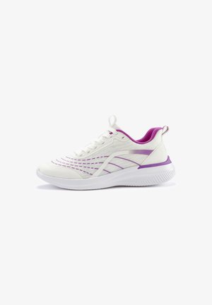 Białe sportowe sneakersy z fioletowymi akcentami, siateczkowymi bokami, sznurowanym przodem, amortyzowaną podeszwą i pętelką na pięcie, pokazane z profilu.