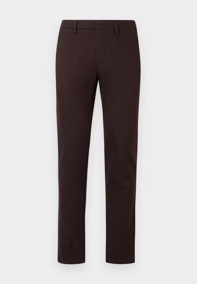 Pantalon marron foncé à jambes droites avec passants pour ceinture et fermeture avant dissimulée sur un fond clair uni.
