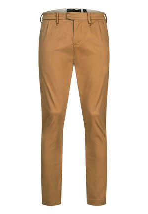 Pantaloni chino slim fit color sabbia con passanti per cintura e pieghe frontali, mostrati su sfondo bianco.