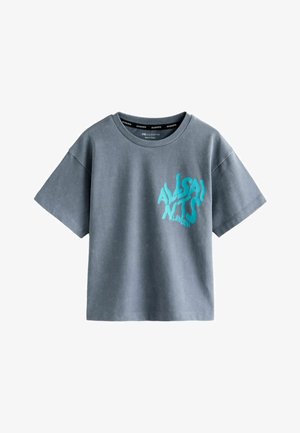 Szara koszulka z krótkim rękawem i okrągłym dekoltem z stylizowanym turkusowym logo "AllSaints London" na lewej piersi.