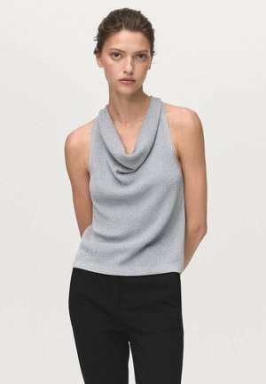 Top senza maniche grigio con collo a cappuccio, caratterizzato da una morbida texture a coste. Design aderente e caduta rilassata. Indossato con pantaloni neri.
