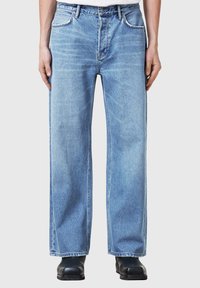 Jeans din denim de un albastru deschis, cu picioare largi, cinci buzunare și o cusătură în contrast. Materialul pare ușor uzat, având o textură netedă.