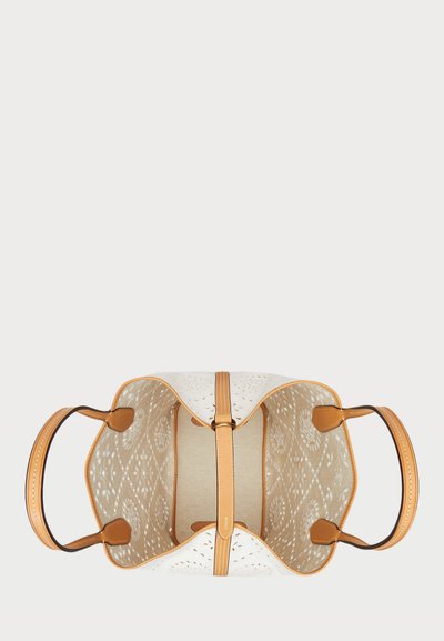 Borsa tote bianca perforata con manici e dettagli in pelle beige, dotata di una fodera interna in tessuto stampato e di una forma strutturata.