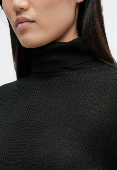 Top negru cu guler la baza gâtului, cu un design ajustat. Prezintă un guler înalt și un material texturat, subliniind căldura și confortul.