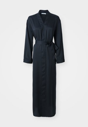 Lang sort satin morgenkåbe med lange ærmer, sjalskrave og båndknude i taljen på højre side, præsenteret på en ensfarvet hvid baggrund.