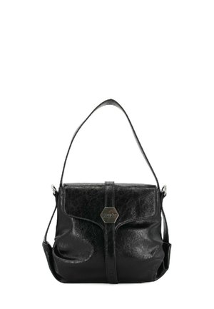 Borsa a tracolla nera in pelle con finitura texturizzata. Presenta una chiusura con patta frontale, una tracolla regolabile e dettagli in hardware esagonale.