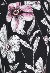 Svart tyg med ett blommönster som har stora vita och rosa blommor samt gröna blad, med detaljerad linjeteckning och kontrasterande färger.