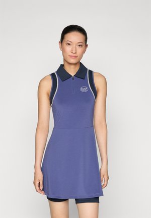Abito senza maniche blu navy con colletto, caratterizzato da una zip frontale e dettagli in grigio chiaro. Logo EA7 sul petto.