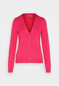 Fuchsiana stickad cardigan med V-ringning, långa ärmar och knappstängning framtill. Har ribbade muddar och fåll för extra textur.