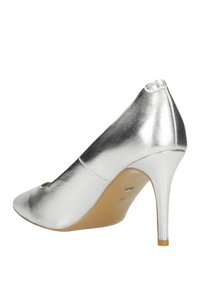 Zilverkleurige metallic hoge hak pump met een spitse neus, smalle opening en een stiletto hak, met een gladde textuur en minimale accenten.