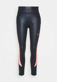 Leggings neri lucidi con vita alta, caratterizzati da pannelli laterali rosa, texture liscia e un piccolo logo bianco sulla gamba inferiore.