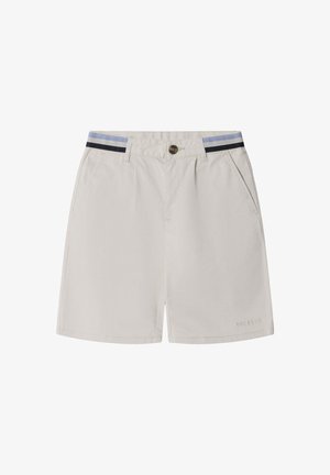 Beige Shorts mit Seitentaschen, Knopfverschluss, Gürtelschlaufen und blauen sowie schwarzen gestreiften Taillenakzenten.