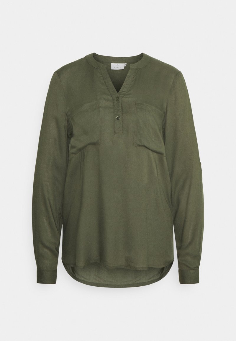Chemise à manches longues vert olive avec un col en V sans col, deux poches avant et un ourlet incurvé. Fabriquée dans un tissu lisse.