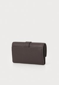 MICHAEL Michael Kors NOLITA FLAP TRIFOLD WALLET - Piniginė - chocolate