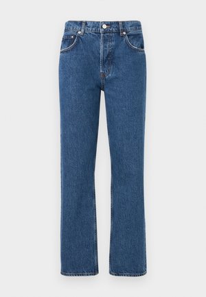 Jean denim bleu classique à jambes droites avec bouton à l'avant, fermeture éclair, passants pour ceinture et design à cinq poches sur fond blanc.