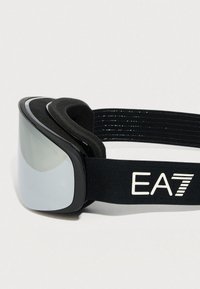 Czarne gogle narciarskie o nowoczesnym designie, z lustrzanymi szkłami, miękką piankową wyściółką oraz regulowanym elastycznym paskiem z białym logo "EA7".