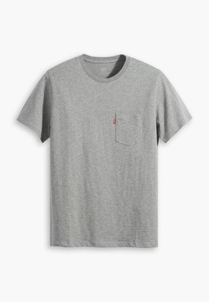 Szara bawełniana koszulka z krótkim rękawem, okrągłym dekoltem i kieszenią na lewym piersi. Posiada małe czerwone logo na kieszeni. Miękka w dotyku.