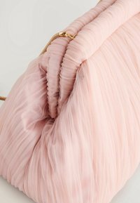 Różowy kopertówka z marszczonego tiulu o gładkim, zaokrąglonym kształcie, z złotym zamkiem błyskawicznym i teksturowanym materiałem.