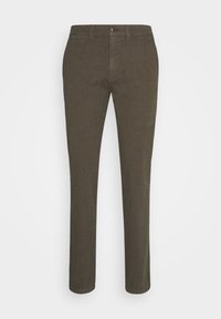 Brązowe spodnie slim fit z pętelkami na pasek, kieszeniami z przodu, zapięciem na guzik oraz zamkiem błyskawicznym na białym tle.
