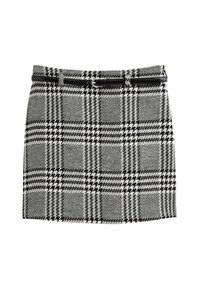Falda a cuadros en blanco y negro con un patrón en zigzag, que incluye un cinturón negro y una hebilla plateada, hecha de una tela texturizada.