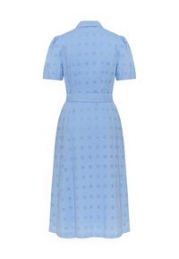 Abito azzurro chiaro realizzato in cotone, con maniche a palloncino corte, colletto e vita aderente, caratterizzato da un motivo a occhiello su tutta la superficie.