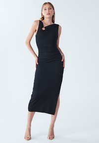 Schwarzes Midi-Kleid mit taillierter Silhouette, ein Schulterdesign, geraffter Textur und einem kreisförmigen Ausschnitt an der Schulter.