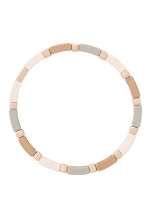 Pulsera elástica con cuentas rectangulares y cuadradas lisas alternas en tonos beige, crema, gris y oro rosa metálico sobre un fondo blanco.